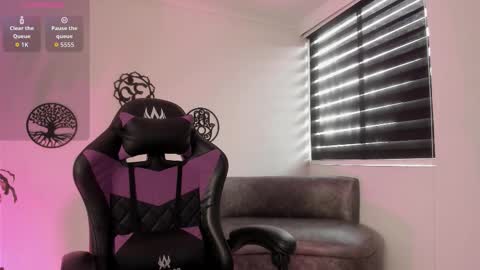 Hailee online show from 11-14-25, 03:22