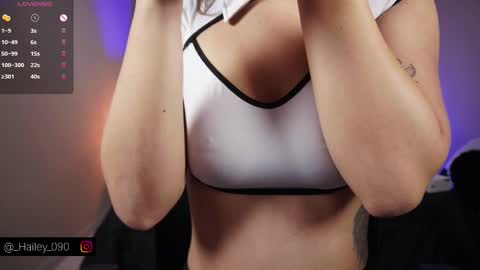 Snapshot of hailey_09 chatting on 10-08-25, 03:31 Hailey online show from 10-08-25, 03:31