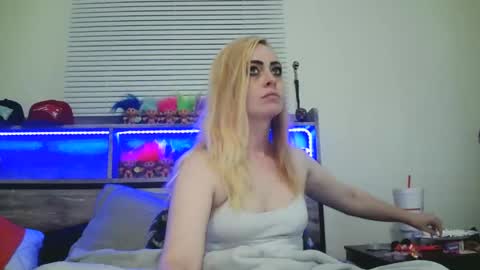 Hailey and d online show from 12-10-24, 12:06