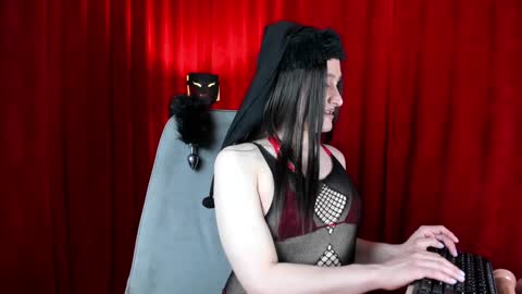 Snapshot of hakurukushka chatting on 12-21-24, 04:57 Haku Please help me with your thumbs up its important  online show from 12-21-24, 04:57