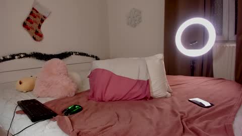 Snapshot of hannacrush chatting on 01-14-25, 07:06 HannahIm a simple girl who likes gifts Lovense is activeThere are legends that in this room all your wish can come true online show from 01-14-25, 07:06