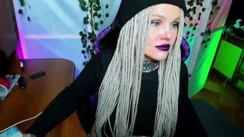 Hannah online show from 11-20-25, 03:34