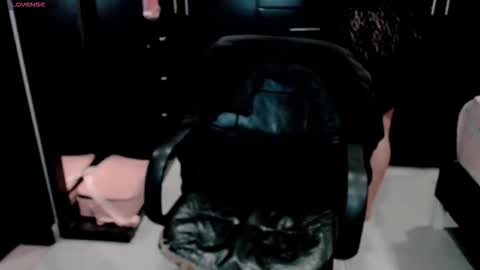 Snapshot of hannah_v chatting on 11-17-25, 01:44 hannah_v online show from 11-17-25, 01:44