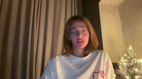 Snapshot of hannahinto chatting on 12-15-25, 05:12 hannahinto online show from 12-15-25, 05:12