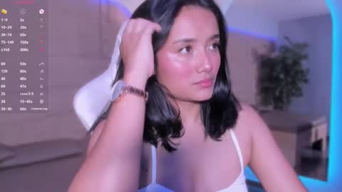 hannahmonttgomery  Help me reach 100 Hands up online show from 03-09-26, 04:33