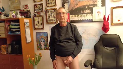 Snapshot of hansi63 chatting on 02-13-25, 10:11 charly online show from 02-13-25, 10:11