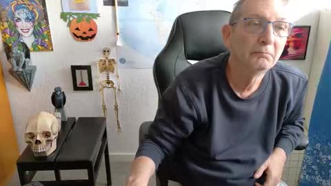 Snapshot of hansi63 chatting on 09-22-25, 07:43 charly online show from 09-22-25, 07:43