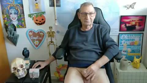 Snapshot of hansi63 chatting on 09-30-25, 10:42 charly online show from 09-30-25, 10:42