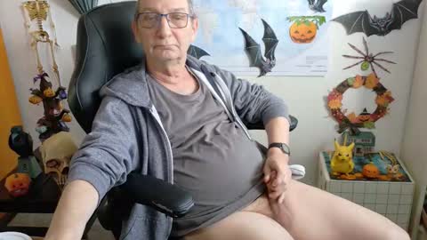 Snapshot of hansi63 chatting on 10-19-25, 10:05 charly online show from 10-19-25, 10:05