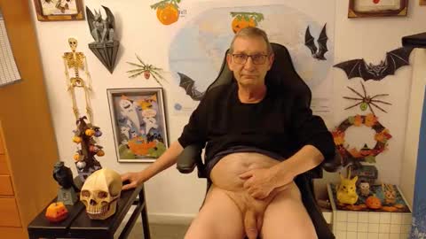 Snapshot of hansi63 chatting on 10-22-25, 12:44 charly online show from 10-22-25, 12:44