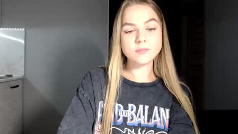 Snapshot of happy_fox_ chatting on 10-06-25, 09:23 happy_fox_ online show from 10-06-25, 09:23