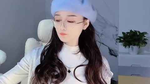 Snapshot of happysweetie168 chatting on 12-08-24, 06:43 Daisy online show from 12-08-24, 06:43