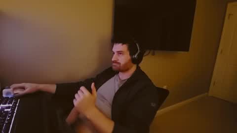 Snapshot of hardswtch chatting on 12-15-24, 04:07 Tom online show from 12-15-24, 04:07