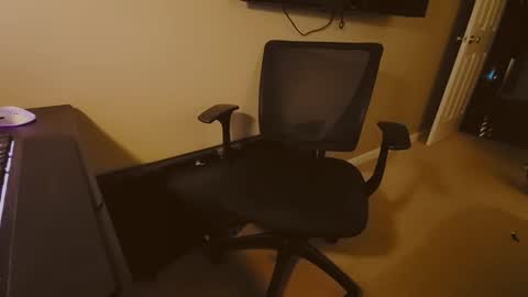 Snapshot of hardswtch chatting on 12-16-24, 12:26 Tom online show from 12-16-24, 12:26