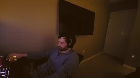 Snapshot of hardswtch chatting on 12-25-24, 03:40 Tom online show from 12-25-24, 03:40