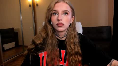 Julia online show from 04-19-26, 05:07