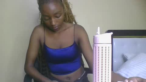 Snapshot of harmlessbitch chatting on 10-24-25, 03:30 harmlessbitch online show from 10-24-25, 03:30