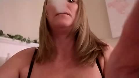 Snapshot of harmony_rose_xoxo chatting on 02-12-25, 05:15 Harmony online show from 02-12-25, 05:15