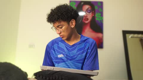 Snapshot of harrytwink18 chatting on 12-12-24, 01:17 HARRY online show from 12-12-24, 01:17