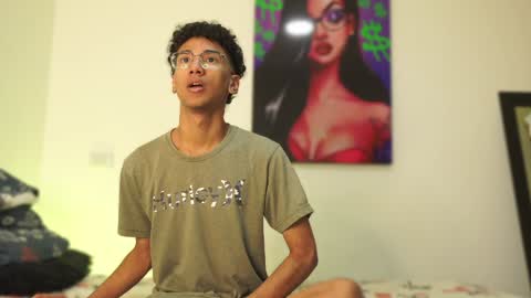 Snapshot of harrytwink18 chatting on 12-17-24, 01:27 HARRY online show from 12-17-24, 01:27