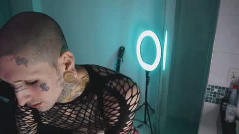 Snapshot of hatsumotokyoto chatting on 10-15-25, 06:35 More content   2   online show from 10-15-25, 06:35