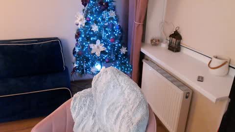 Snapshot of heaven_chloe chatting on 12-15-24, 10:37 Heaven girl online show from 12-15-24, 10:37