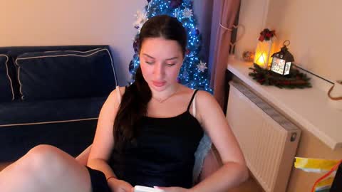 Snapshot of heaven_chloe chatting on 12-17-24, 07:48 Heaven girl online show from 12-17-24, 07:48