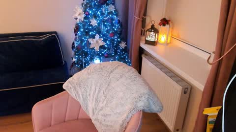 Snapshot of heaven_chloe chatting on 12-17-24, 10:54 Heaven girl online show from 12-17-24, 10:54