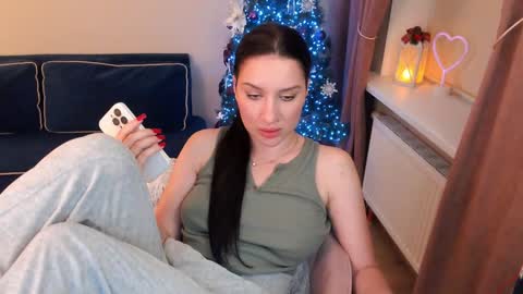 Snapshot of heaven_chloe chatting on 01-01-25, 03:46 Heaven girl online show from 01-01-25, 03:46