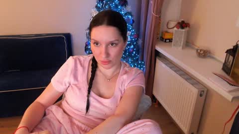 Snapshot of heaven_chloe chatting on 01-11-25, 11:24 Heaven girl online show from 01-11-25, 11:24