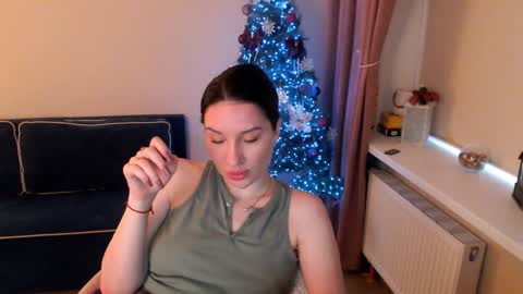 Snapshot of heaven_chloe chatting on 01-26-25, 12:01 Heaven girl online show from 01-26-25, 12:01