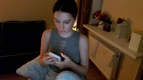 Snapshot of heaven_chloe chatting on 03-12-25, 04:46 Heaven girl online show from 03-12-25, 04:46