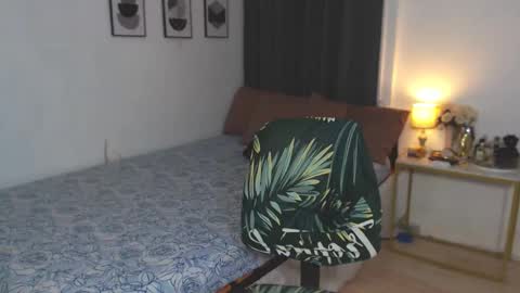 Snapshot of heavenlyyum chatting on 12-15-24, 09:35 Heaven online show from 12-15-24, 09:35