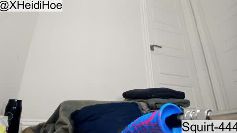 Snapshot of heidiandfriends chatting on 11-17-25, 03:45 Manyvids online show from 11-17-25, 03:45