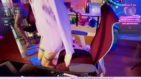 Snapshot of heidiluceous chatting on 01-15-25, 06:12 Heidi brunette Foxy red head and Carrie blondie online show from 01-15-25, 06:12