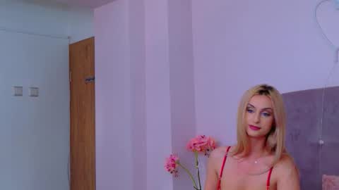 Snapshot of helenceccile chatting on 02-20-26, 06:37 Helen online show from 02-20-26, 06:37