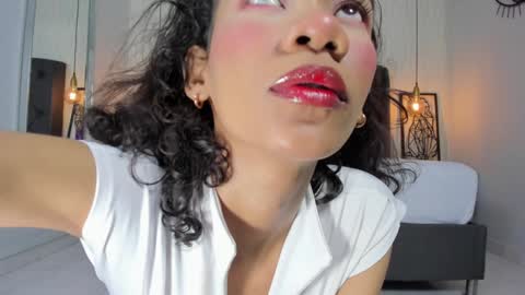 Snapshot of helenebird chatting on 12-19-24, 07:29   online show from 12-19-24, 07:29