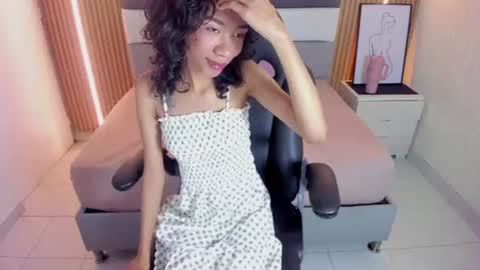 Snapshot of helenebird chatting on 06-24-26, 08:19 online show from 06-24-26, 08:19