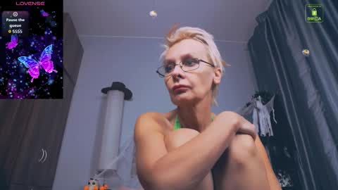 Snapshot of helgahimmele chatting on 10-18-25, 02:40 Helga online show from 10-18-25, 02:40