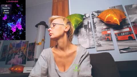 Snapshot of helgahimmele chatting on 11-23-25, 12:05 Helga online show from 11-23-25, 12:05