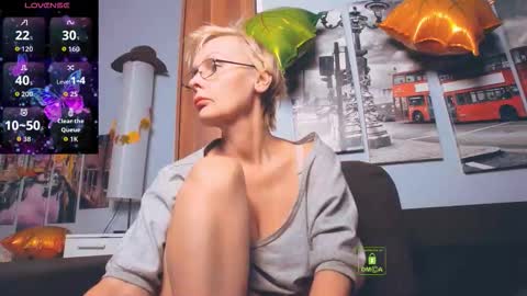 Snapshot of helgahimmele chatting on 11-25-25, 12:05 Helga online show from 11-25-25, 12:05
