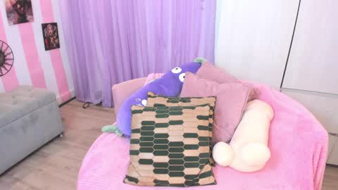 Laura online show from 09-28-25, 03:34