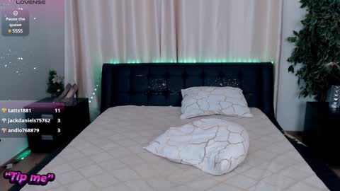 Snapshot of hellajene chatting on 12-14-24, 10:28 Hella online show from 12-14-24, 10:28