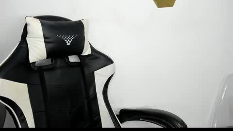 heluehorny13 online show from 01-21-25, 05:05