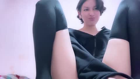 Snapshot of hencamx chatting on 02-06-25, 08:45 Eva online show from 02-06-25, 08:45