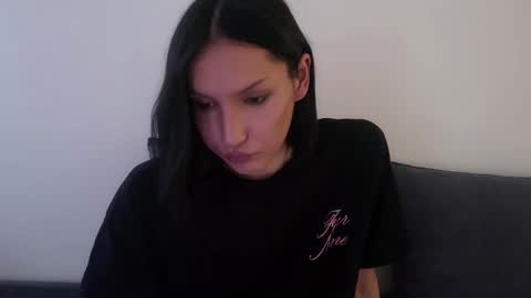 Snapshot of hencamx chatting on 11-28-25, 03:31 Eva online show from 11-28-25, 03:31