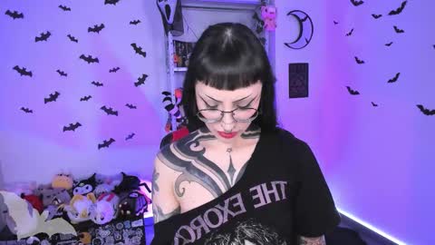 Snapshot of herinfernalmajesty chatting on 10-30-25, 02:35  Marie  online show from 10-30-25, 02:35