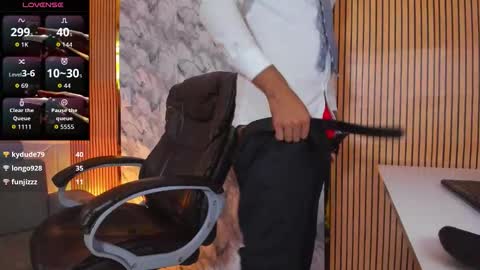 Snapshot of hiddenoffice chatting on 10-13-25, 11:43 George online show from 10-13-25, 11:43