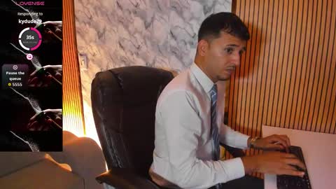 Snapshot of hiddenoffice chatting on 10-27-25, 11:31 George online show from 10-27-25, 11:31