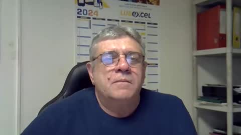 Snapshot of hippopotame17 chatting on 01-01-25, 01:48 hippo online show from 01-01-25, 01:48